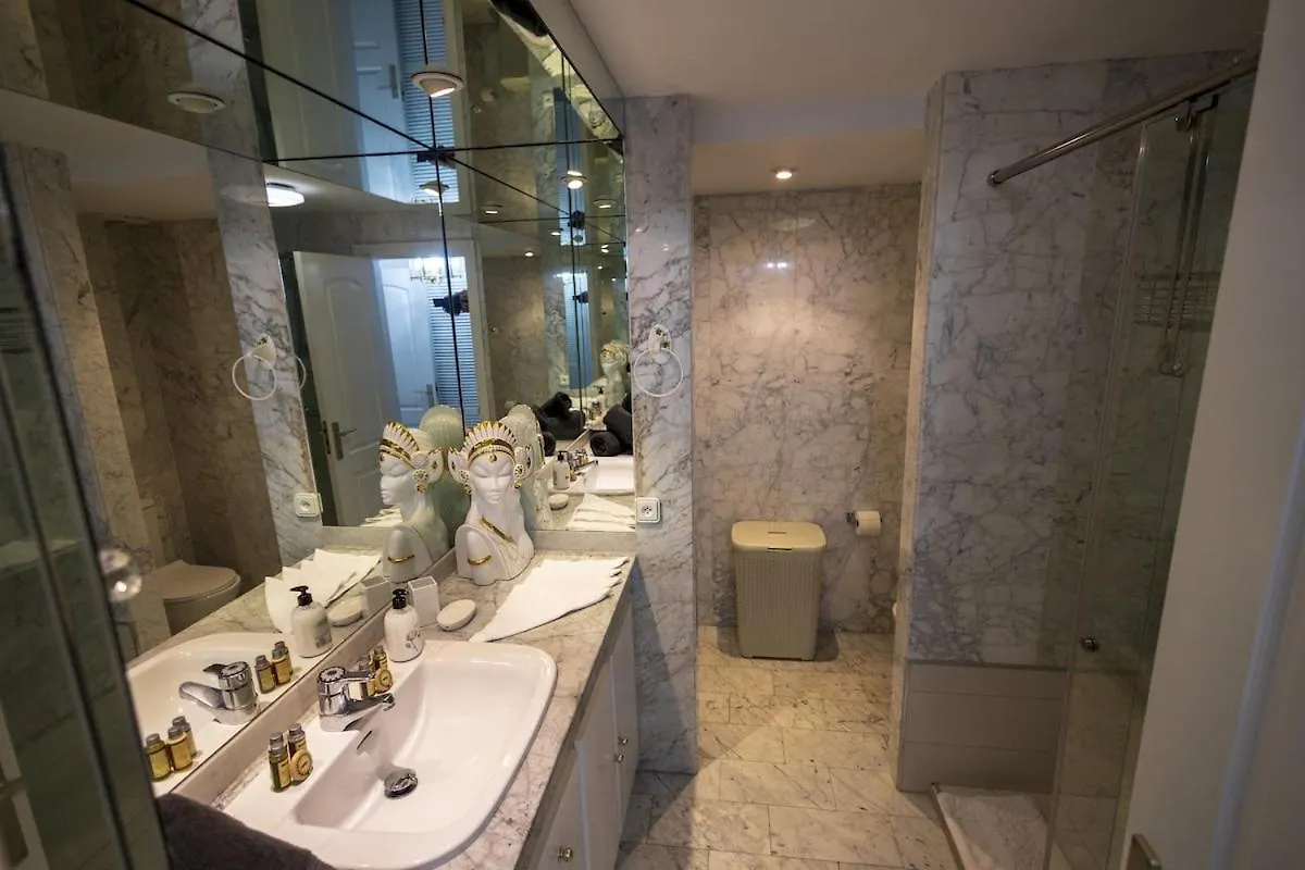 Beachfront Luxury Apartment Felicidad Marbella